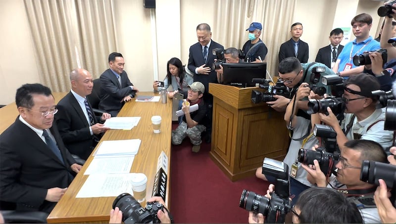 23年来首次有参谋总长赴立法院备询,参谋总长梅家树(左二)备受关注。(记者夏小华摄)