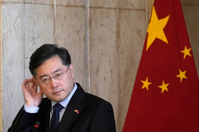 秦刚已先后被解除中国外交部长与国务委员职务 (美联社图片)