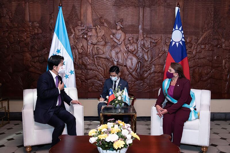 2022年1月27日,台湾副总统赖清德(左)在洪都拉斯特古西加尔巴会见洪都拉斯总统西奥马拉·卡斯特罗。(美联社)