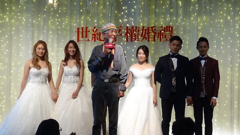 祁家威在争取到台湾通过同性婚姻专法隔天,为同性恋伴侣证婚。(记者夏小华摄)