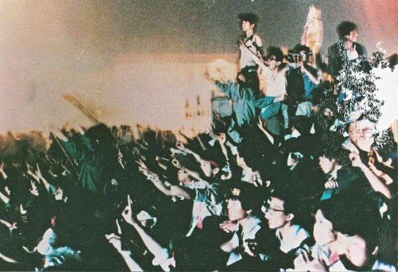 1989年6月4日凌晨四点,大学生们在北京人民英雄纪念碑下高唱国际歌。(六四档案图)
