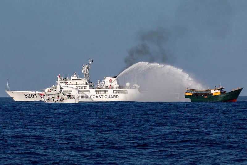 中国海警船舰3月5日在南海有争议的海域，以水炮拦阻菲律宾的运补船只。(路透社)