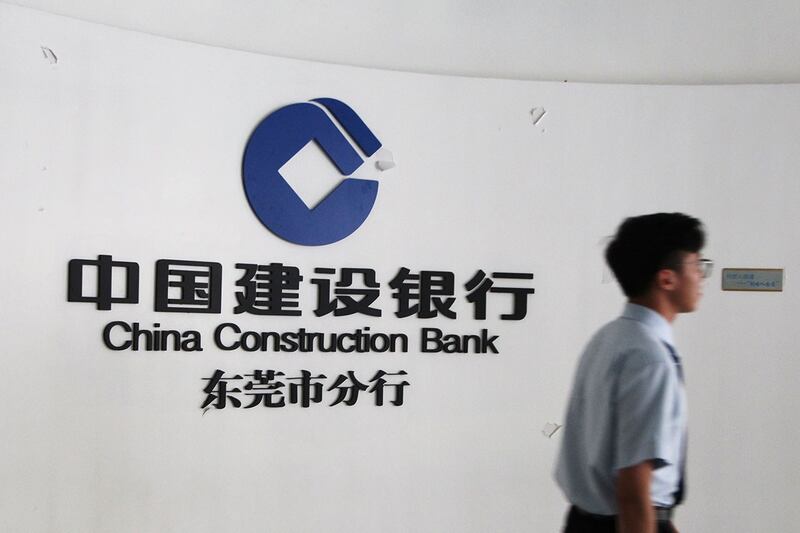 在六大行当中,只有中国银行人员增加,其他都在裁员,工商银行半年内减少超过1万人,建行和农行也减4000多人。图为中国建设银行东莞分行的员工。(路透社)