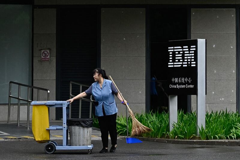 2024年8月26日，一名清洁工在北京IBM中国系统中心大楼外。（法新社）