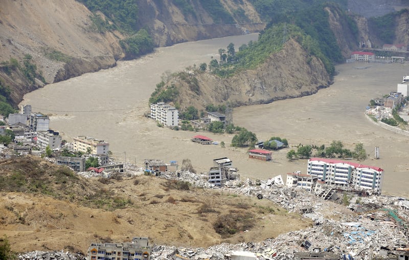 2008年汶川地震，超过2,000座水坝出现了裂缝。