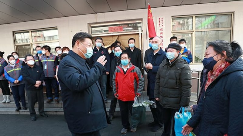 中国领导人习近平2020年2月10日视察北京的一个居民社区(新华社/法新社)