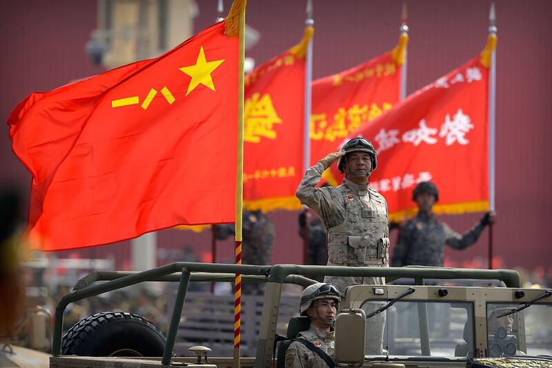 北京,一名军官在阅兵式上敬礼。(美联社)