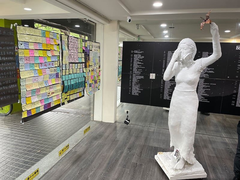 在台香港抗争展览展出台湾学生製作的民主女神像,女神手中枯萎的紫荆花象徵旧香港已死。(陈子非摄)