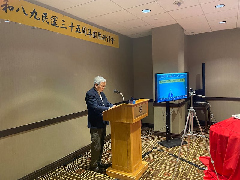 海外政论刊物《北京之春》荣誉主编胡平在研讨会上强调，赵紫阳在八九学运过程中反对以暴力镇压学生运动，虽然只是体现了他个人的良知，但这实际上也是对共产专制的釜底抽薪，可以让国家走上和平转型的正确道路。（记者王允摄影）
