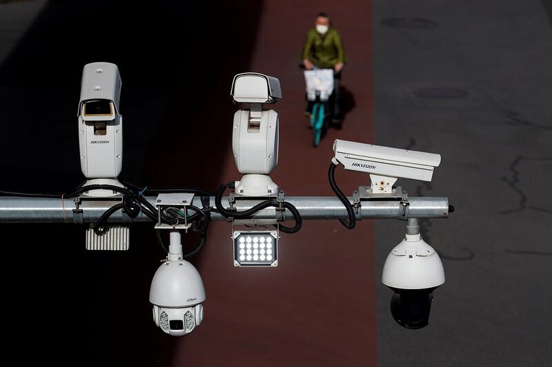 北京街头的监视器。(摄影/REUTERS/Thomas Peter)