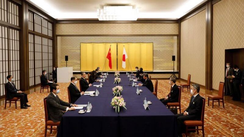 王毅在日本谈及钓鱼岛(日称尖阁诸岛)问题,中日双方各自坚持立场。(法新社)