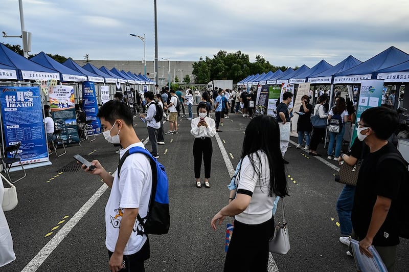 参加北京一场招聘会的中国年轻人(法新社图片)