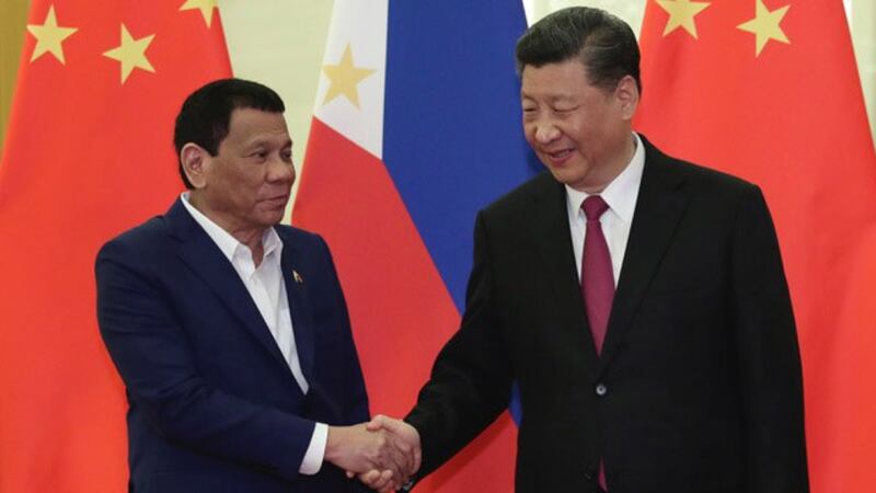 第二届“一带一路”国际合作高峰论坛,中国国家主席习近平承诺投资菲律宾10亿人民币。图为菲律宾总统杜特尔特(左)和中国国家主席习近平。(法新社)