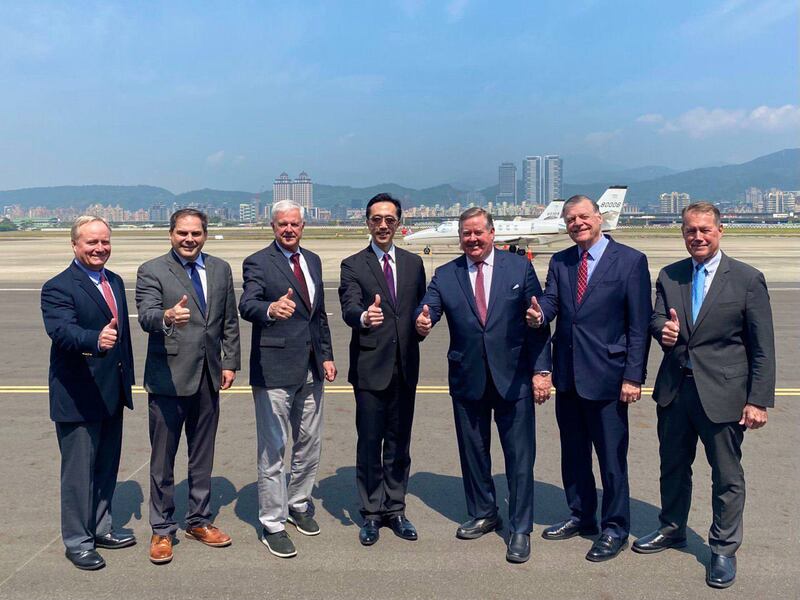 美国联邦众院拨款委员会国防小组主席卡尔沃特(Ken Calvert )3月15日到16日率团搭乘行政专机访台。(台湾的外交部提供)