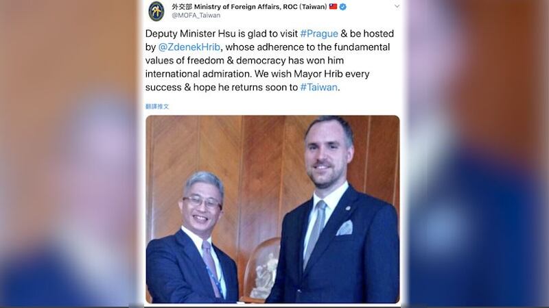 台湾的外交部次长徐斯俭(左)14日会晤布拉格市长贺瑞普(右)。(外交部推特)