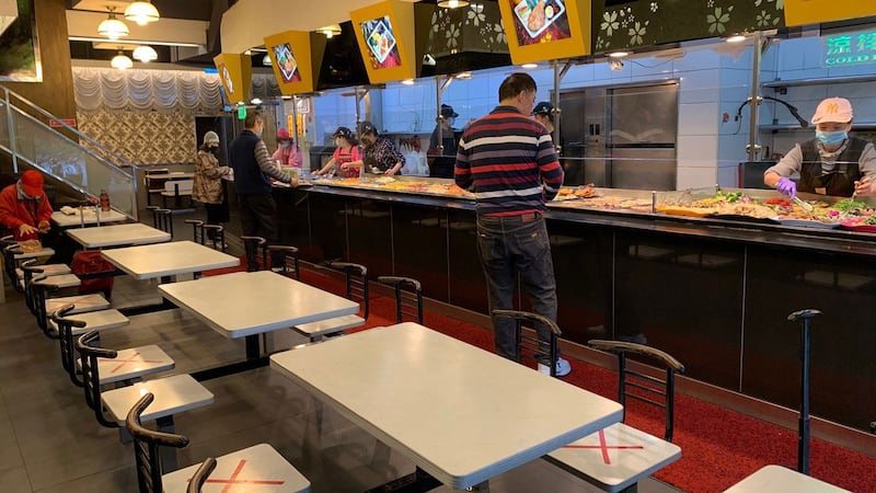 台湾自助餐也开始标出社交距离。(记者夏小华摄)